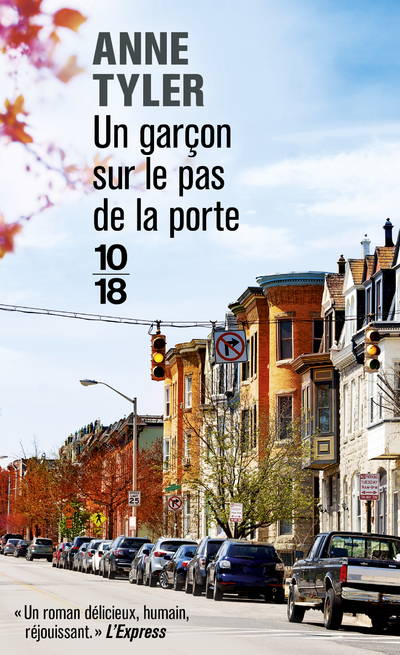 UN GARCON SUR LE PAS DE LA PORTE