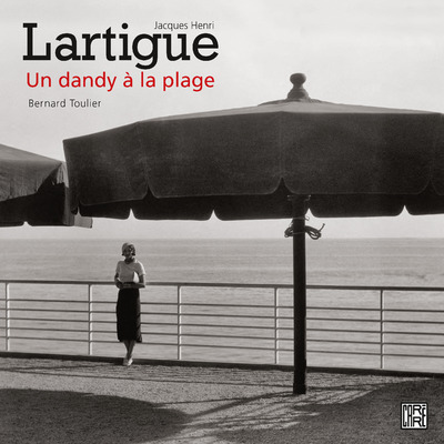 JACQUES HENRI LARTIGUE - UN DANDY A LA PLAGE