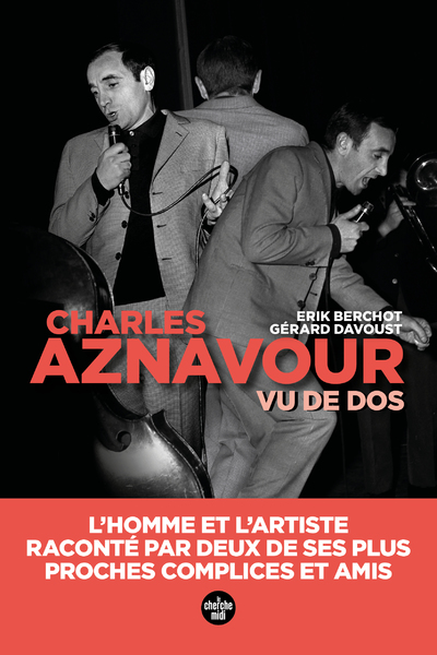 AZNAVOUR VU DE DOS - L'HOMME ET L'ARTISTE, RACONTE PAR DEUX DE SES PLUS PROCHES COMPLICES ET AMIS